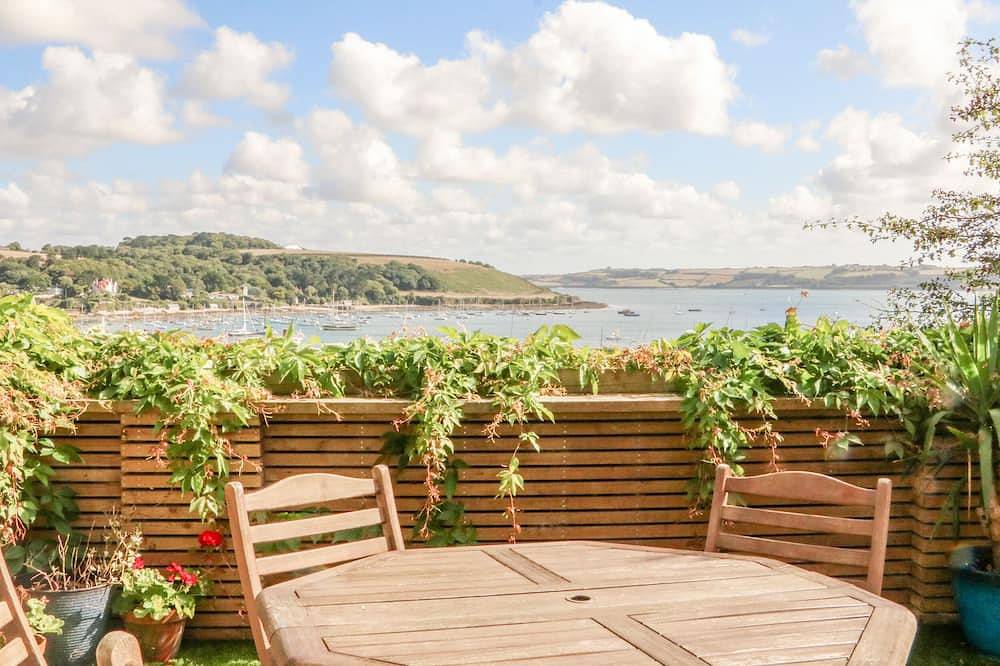 Through The Porthole, pet friendly, with a garden in Falmouth in Falmouth (Cornwall), Cornwall
