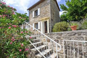 Gîte pour 2 personnes, avec jardin à Montréal (Rhône-Alpes)