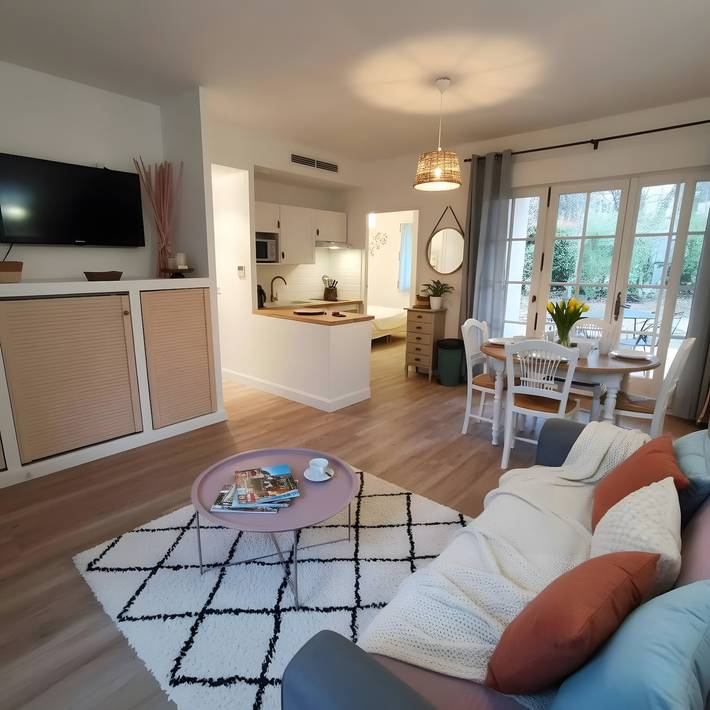 Gîte pour 4 personnes, avec sauna ainsi que jacuzzi et bassin pour enfant, animaux acceptés dans Domaine de Fayence - 2