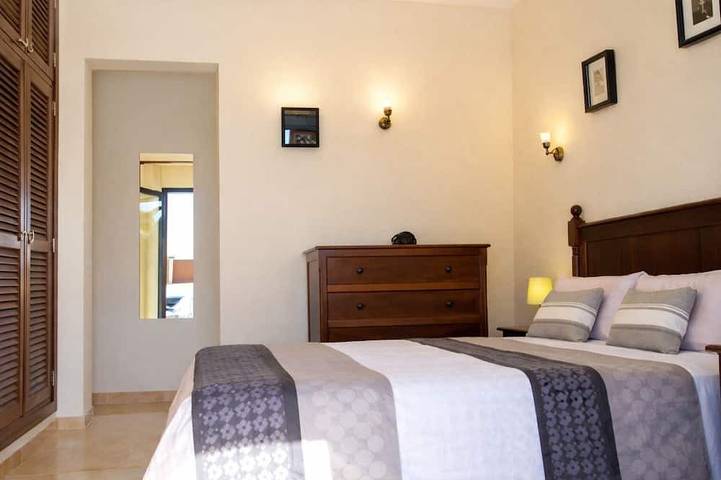 Fantastic villa with completely private pool, with high wall. Free wifi in Montaña Roja, Yaiza