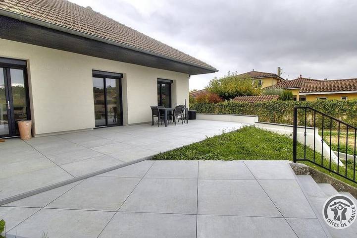 Location de vacances pour 4 personnes, avec jardin à Chaponnay