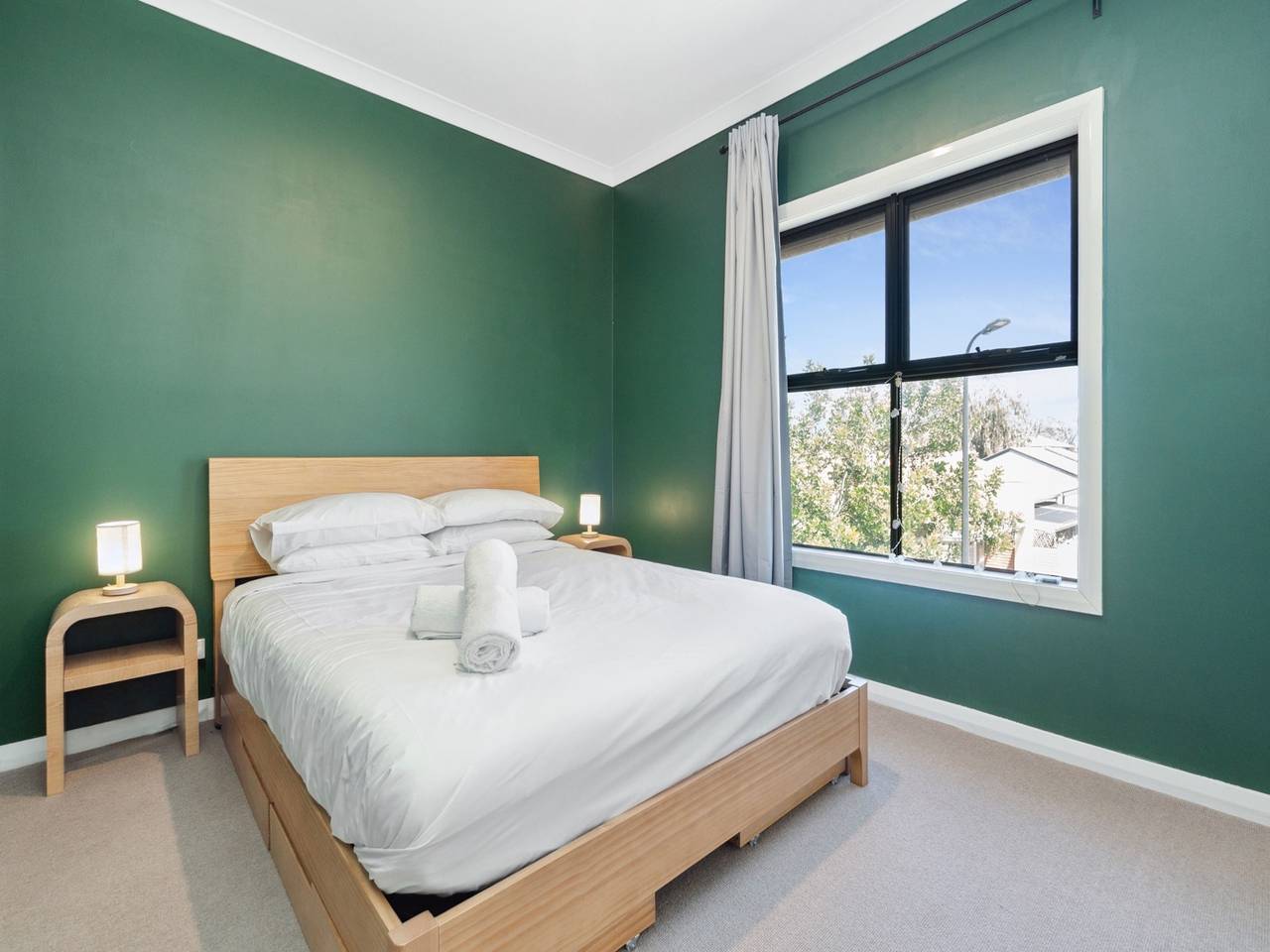 Entire apartment, Bright 2-Bed Townhouse with Balcony & Garage in Adelaide, South Australia