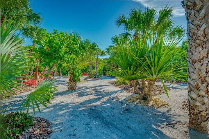 Vacation rental for 6 people, with hot tub and pool as well as balcony in North Captiva Island