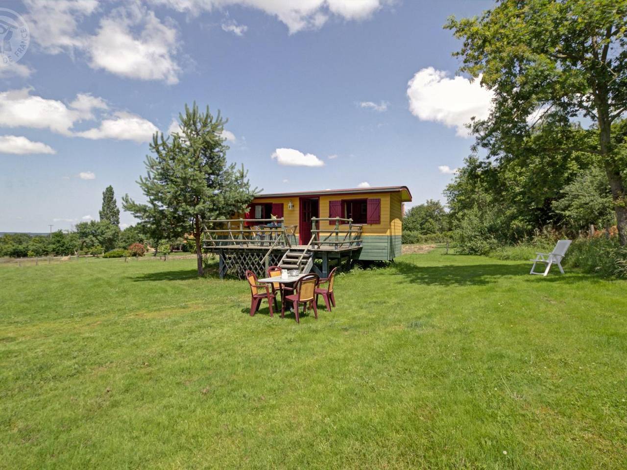 Roulotte pittoresque 4 pers avec animaux admis, draps et ménage inclus in Ambierle, Région de Roanne