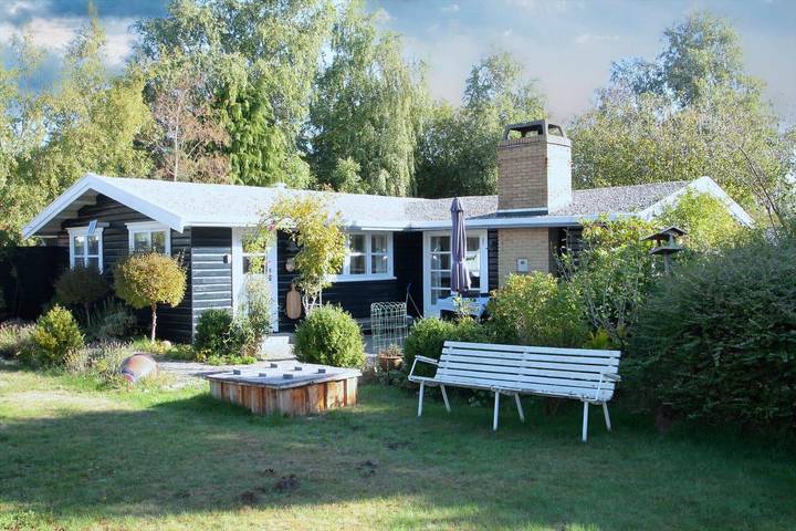 Ferieudlejning for 5 personer, med Terrasse og Have i Reersø