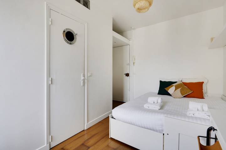 Studio entier, B Canal St Martin Lovely Room in Paris 10e Arrondissement, Paris