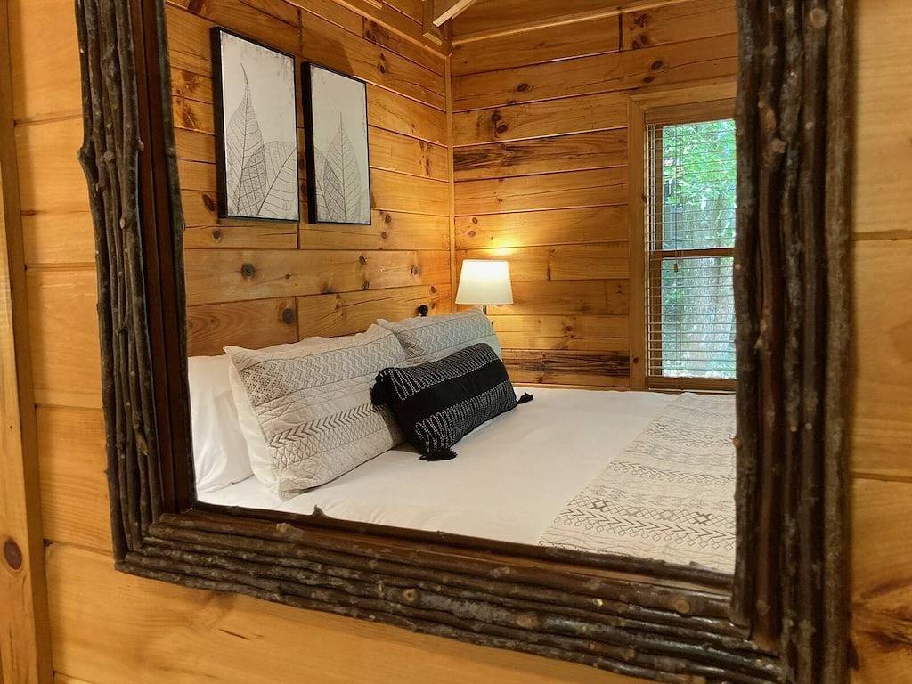 Ridgecrest Cabin: Stunning Views, Hot Tub, Firepit, Screened Porch in Cherry Log, Chattahoochee National Forest