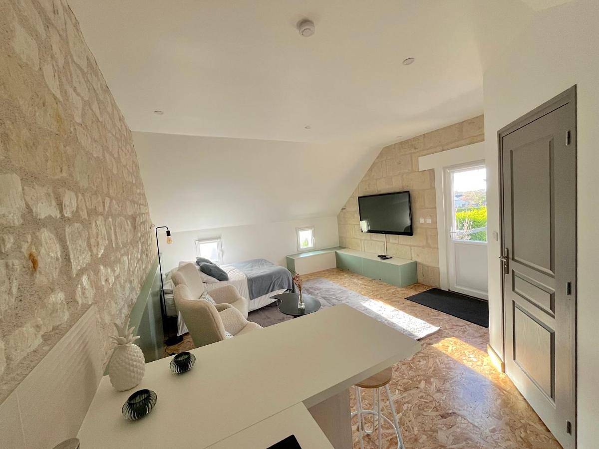 Le Cerisier, chambre d'hôte de charme climatisée in Beaumont-en-Véron, Vallée de la Loire