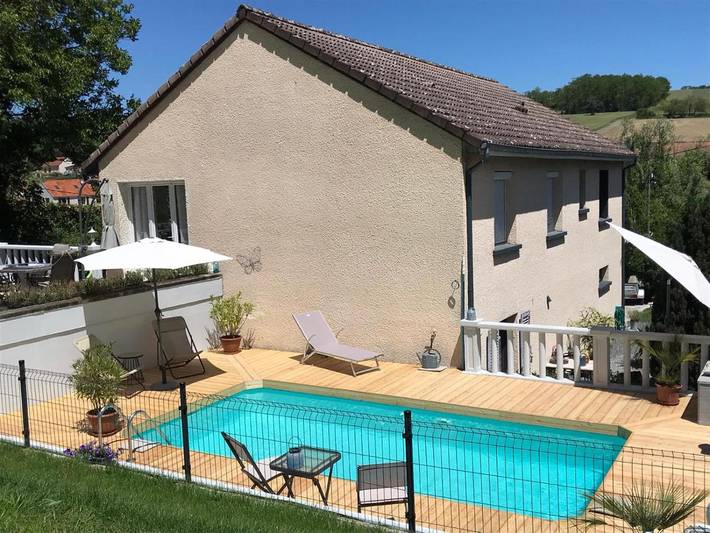 Gîte pour 2 personnes, avec Terrasse et Jardin ainsi que Piscine et Vue à Creuzier-le-Vieux