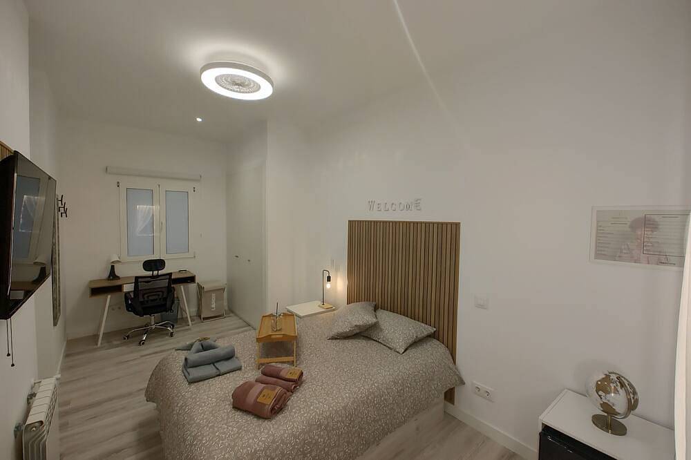 Rome: room with comfort and shared areas Gran Via-Madrid in Centro (Madrid), Madrid