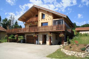 Gîte pour 8 personnes, avec jacuzzi ainsi que jardin et balcon à Les Hôpitaux-Neufs
