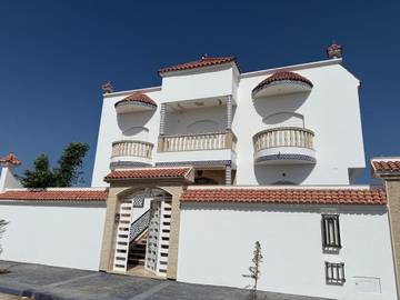 Location de vacances pour 9 personnes, avec balcon ainsi que vue et piscine dans Asilah