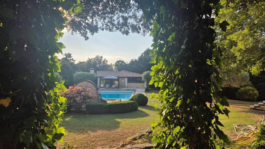 Gîte pour 2 personnes, avec vue et piscine ainsi que jardin et terrasse à Puyméras - 3