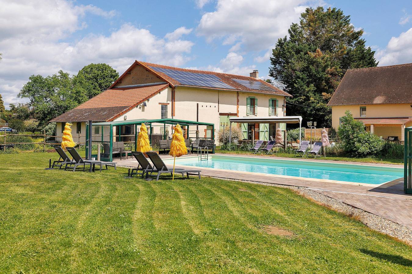 Bed & Breakfast 'Les Malvaux – Zimmer Fuchsia' mit Gemeinschaftspool, Terrasse & Wlan in Huriel, Montluçon und Umgebung