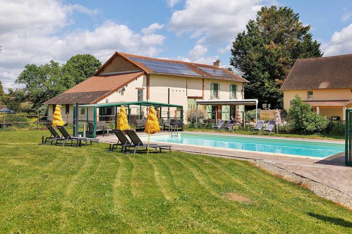 Chambre d’hôtes « Les Malvaux - Chambre Marron » avec piscine, terrasse partagées et Wi-Fi in Huriel, Région de Montluçon