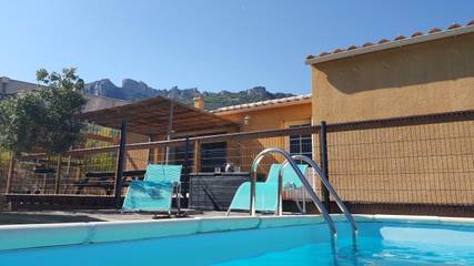 Gîte pour 8 personnes, avec vue ainsi que piscine et jardin dans Gorges du Verdouble