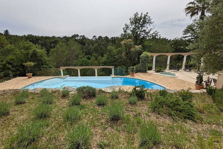Location de vacances pour 2 personnes, avec piscine et jardin ainsi que jacuzzi et terrasse à Saint-Paul-en-Forêt