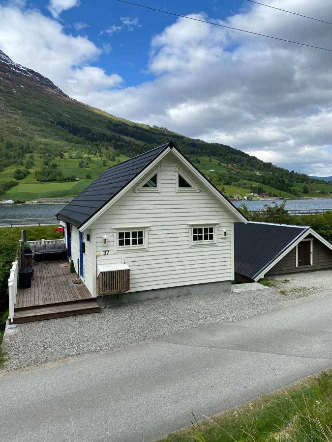 Feriehus for 4 personer, Balkong og Terrasse i tillegg til Hage og Utsikt i Olden