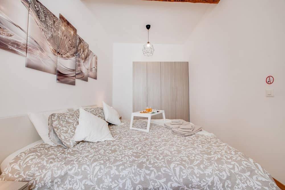 Ganze Wohnung, Diese Wohnung, die in einem restaurierten ehemaligen Kloster im Herzen von Bellinzona liegt, bietet 6 Schlafplätze, kostenloses Wlan, aktives Netflix und alles, was Sie für einen unvergesslichen Urlaub benötigen.Die Wohnung verfügt über einen hellen in Bellinzona, Lepontinische Alpen