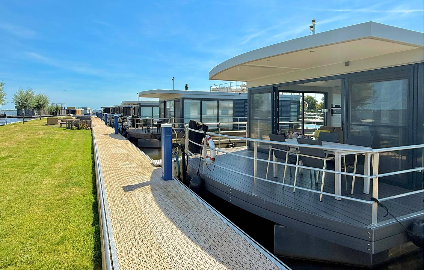 Hausboot für 4 Personen mit Seeblick in Friesland
