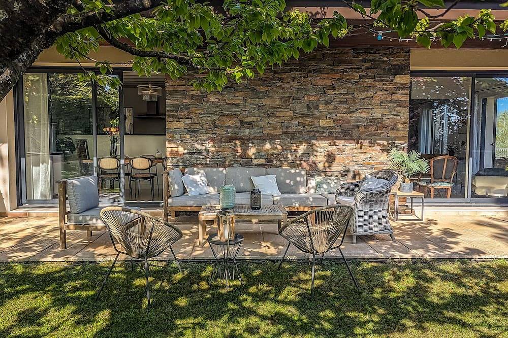 Spacious villa at the foot of the chartreuse 12p. 5 bedrooms, pool. mountain view in Saint-Nazaire-les-Eymes, Isère