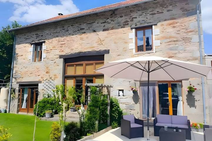 Gîte pour 10 personnes, avec jardin et terrasse à Janaillat