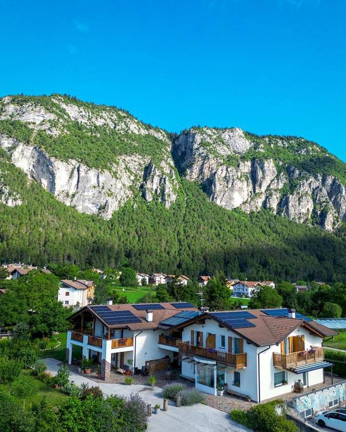 Chambre d’hôtes pour 4 personnes, avec Balcon et Terrasse ainsi que Jardin et Vue à Fai della Paganella