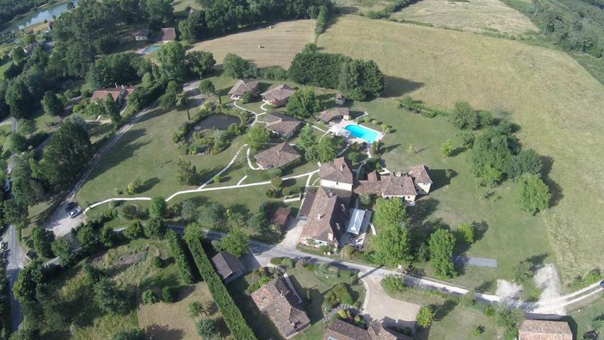 Location de vacances pour 4 personnes, avec Jacuzzi et Terrasse ainsi que Jardin et Piscine