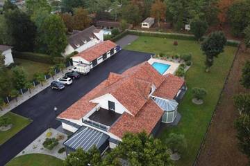 Cottage pour 10 personnes, avec terrasse ainsi que vue et piscine à Ychoux