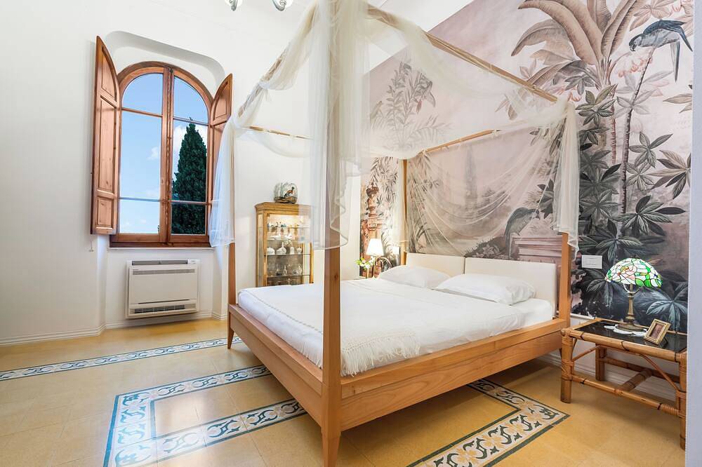 Villa Spenser - Cinqueterre    Historic villa with sea view, pool, A/C, sleeps 8 in La Spezia, Riviera di Levante