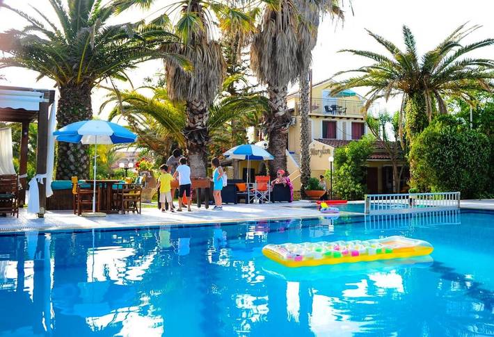 Apartahotel para 4 personas, con piscina para niños y jacuzzi además de jardín y piscina, Familias con niños en Corfú