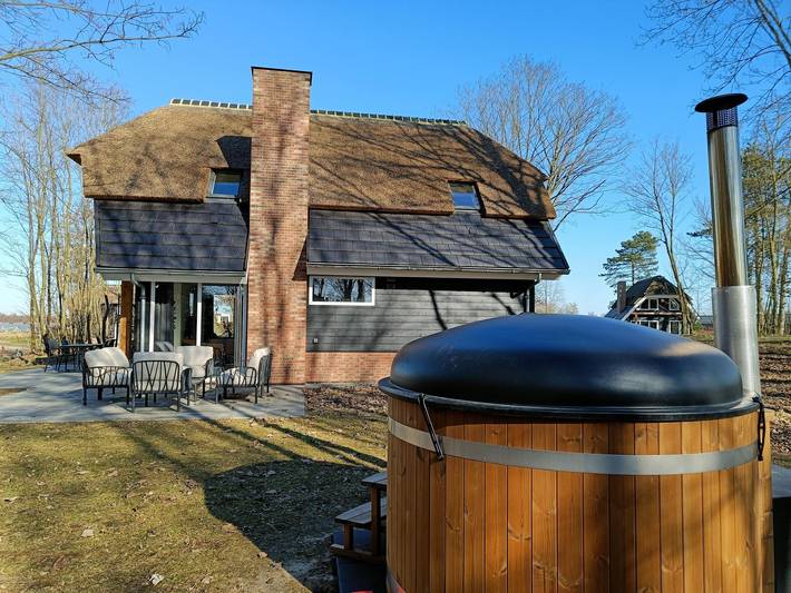 Ferienhaus für 8 Personen, mit Balkon/Terrasse und Terrasse sowie Garten und Sauna in Nunspeet