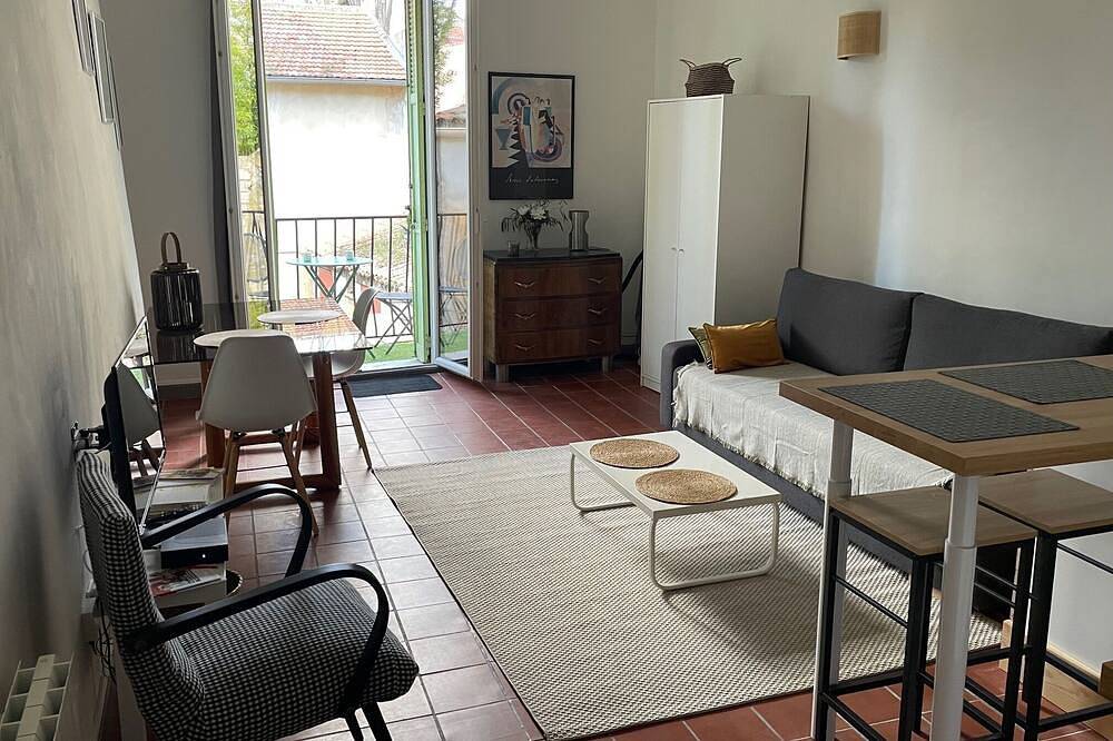 Entire apartment, Studio with balcony overlooking courtyard in Aix-en-Provence, Aix-en-Provence region