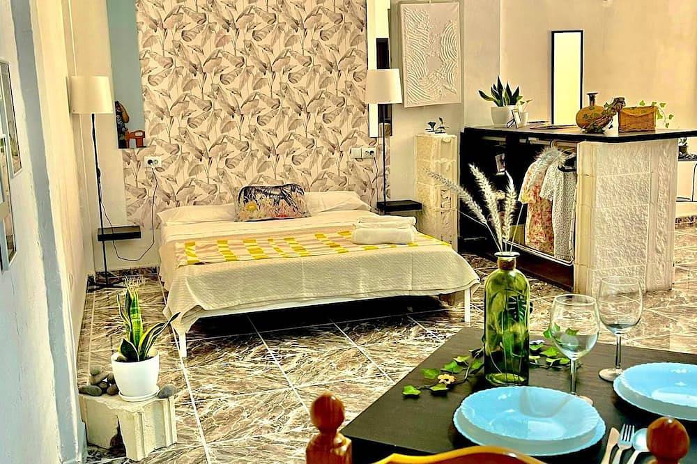 Apartamento entero, Espacioso loft en el corazón de un pueblo tranquilo y vivaz de playa. in Las Galletas, Tenerife Sur