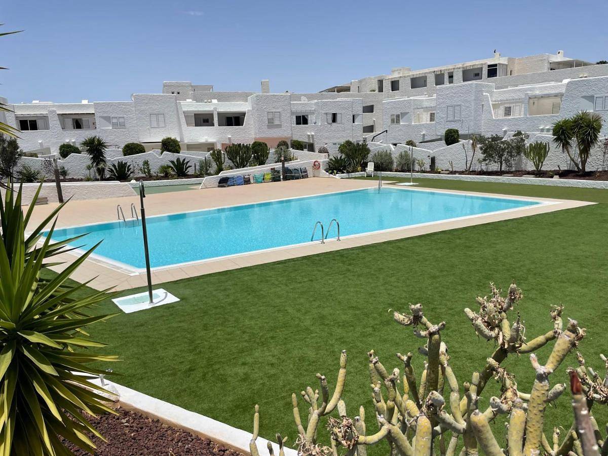 Apartamento entero, Apartamento de vacaciones 'Rach Agaete' con piscina compartida, terraza privada y Wi-Fi in Playa De Las Nieves, Agaete