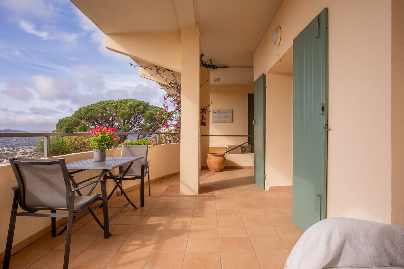 Entire apartment, Apartment 'Le Mas Berliat N°7' with Sea View, Shared Garden and Wi-Fi in Bormes-les-Mimosas, Parc national Port-Cros