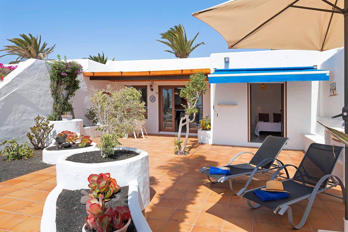 Entire apartment, Holiday Apartment "Puerto Chico 5" with Private Garden, Shared Pool & Sea View in Playa Blanca, Yaiza