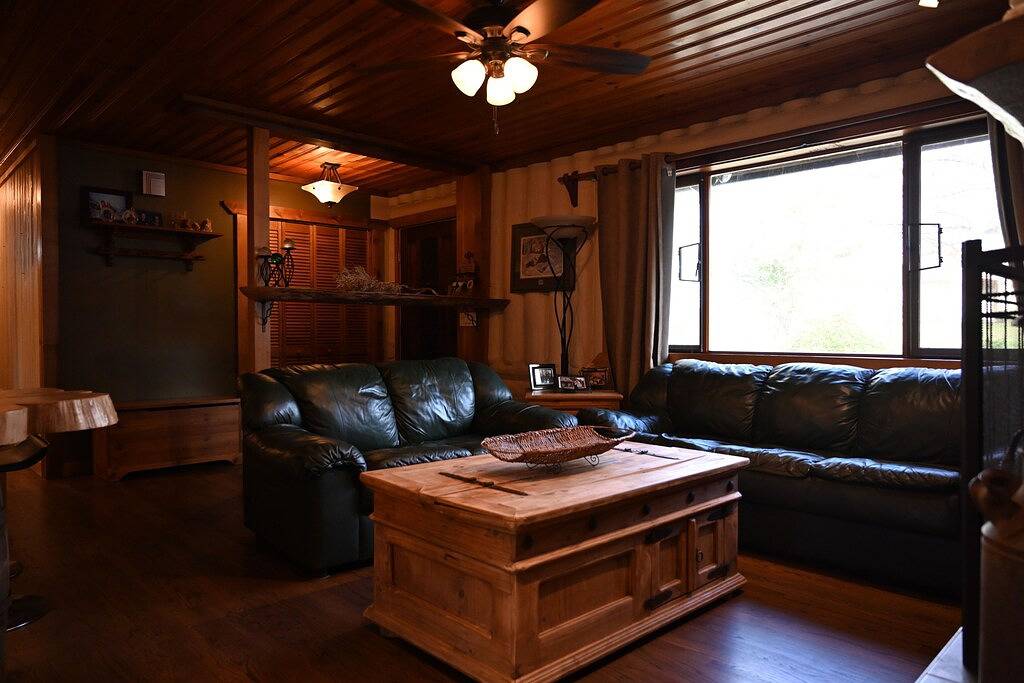 Ein echtes Westküstenerlebnis 3-Zimmer-Blockhaus auf privater Fläche. in Sooke, Vancouver Island