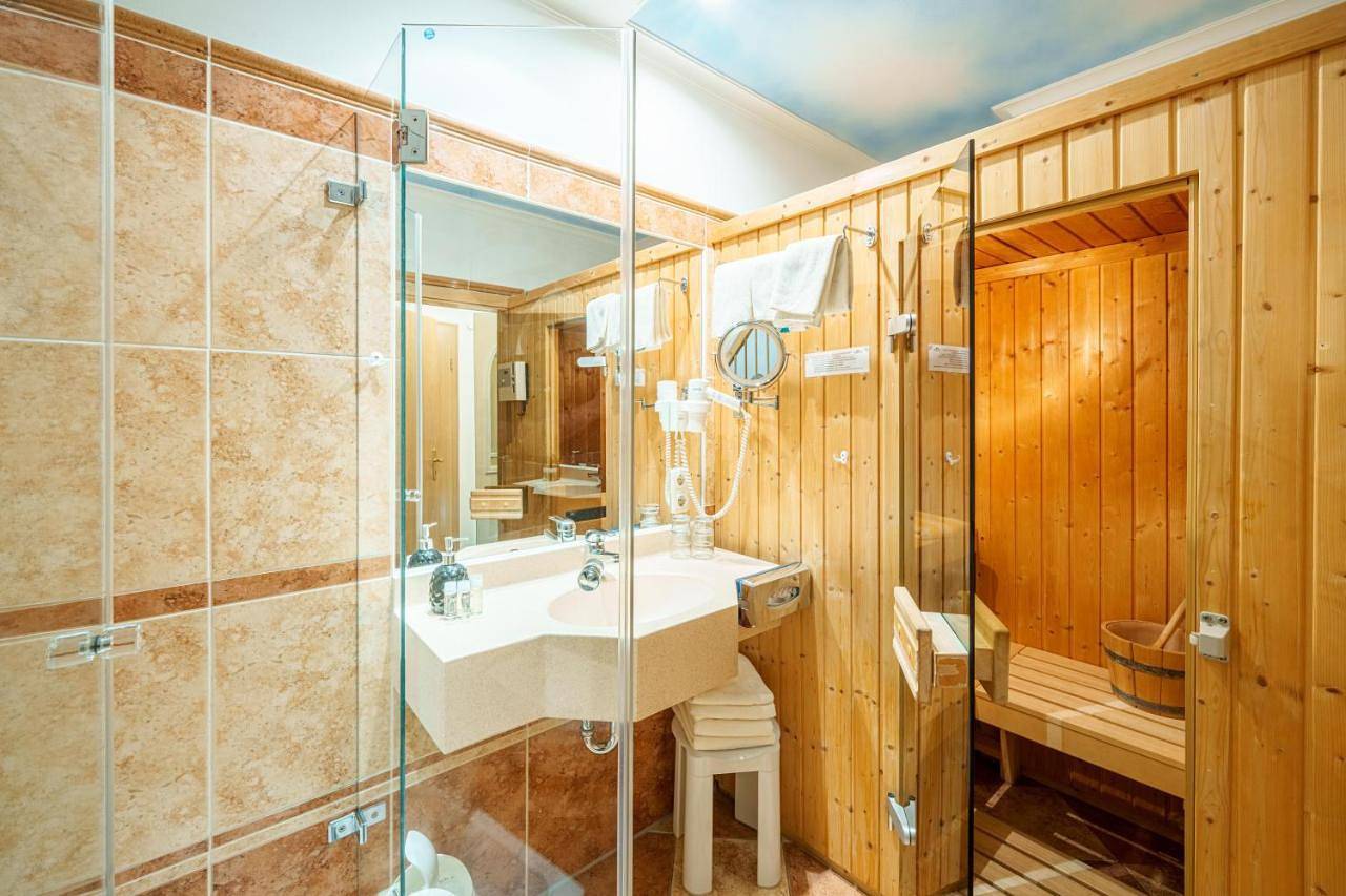 König Ludwig Design Hotel Neu Zimmer mit Sauna oder Whirlpool, genug Parkplatz in Altötting, Landkreis Altötting
