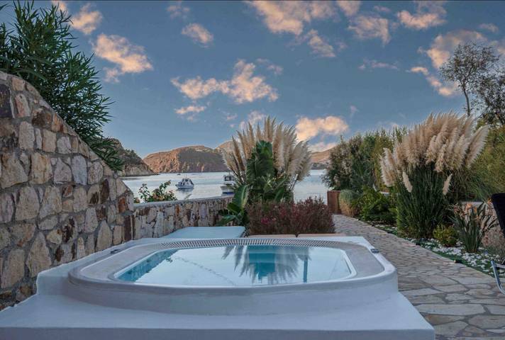 Location de vacances pour 8 personnes, avec vue sur l’océan ainsi que terrasse et jardin dans Patmos - 2