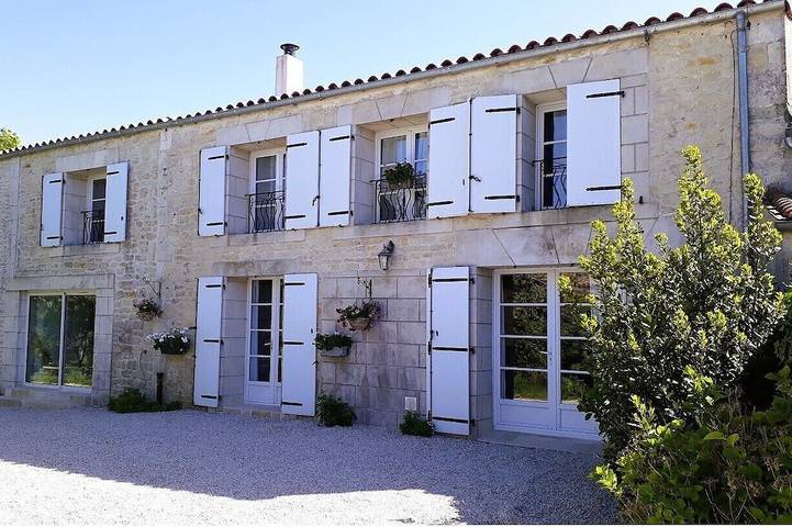 Location de vacances pour 11 personnes, avec Terrasse et Jardin à Vérines