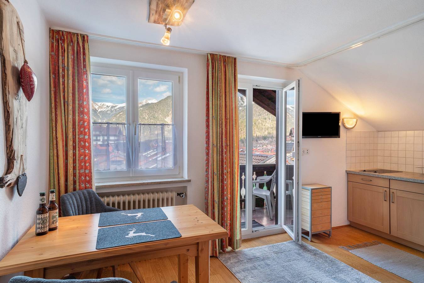 Entire studio, Studio Apartment 'Haus Latschenhang 3 Soiernblick' with Mountain View, Balcony and Wi-Fi in Mittenwald, Bavarian Alps
