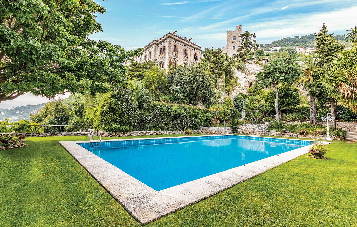 Entire vacation apartment, Beachfront Apartment with Terrace & Parking in Grimaldi, Ventimiglia