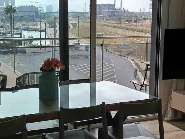 Ferienwohnung für 8 Personen, mit Balkon und Terrasse sowie Pool und Ausblick in Badalona