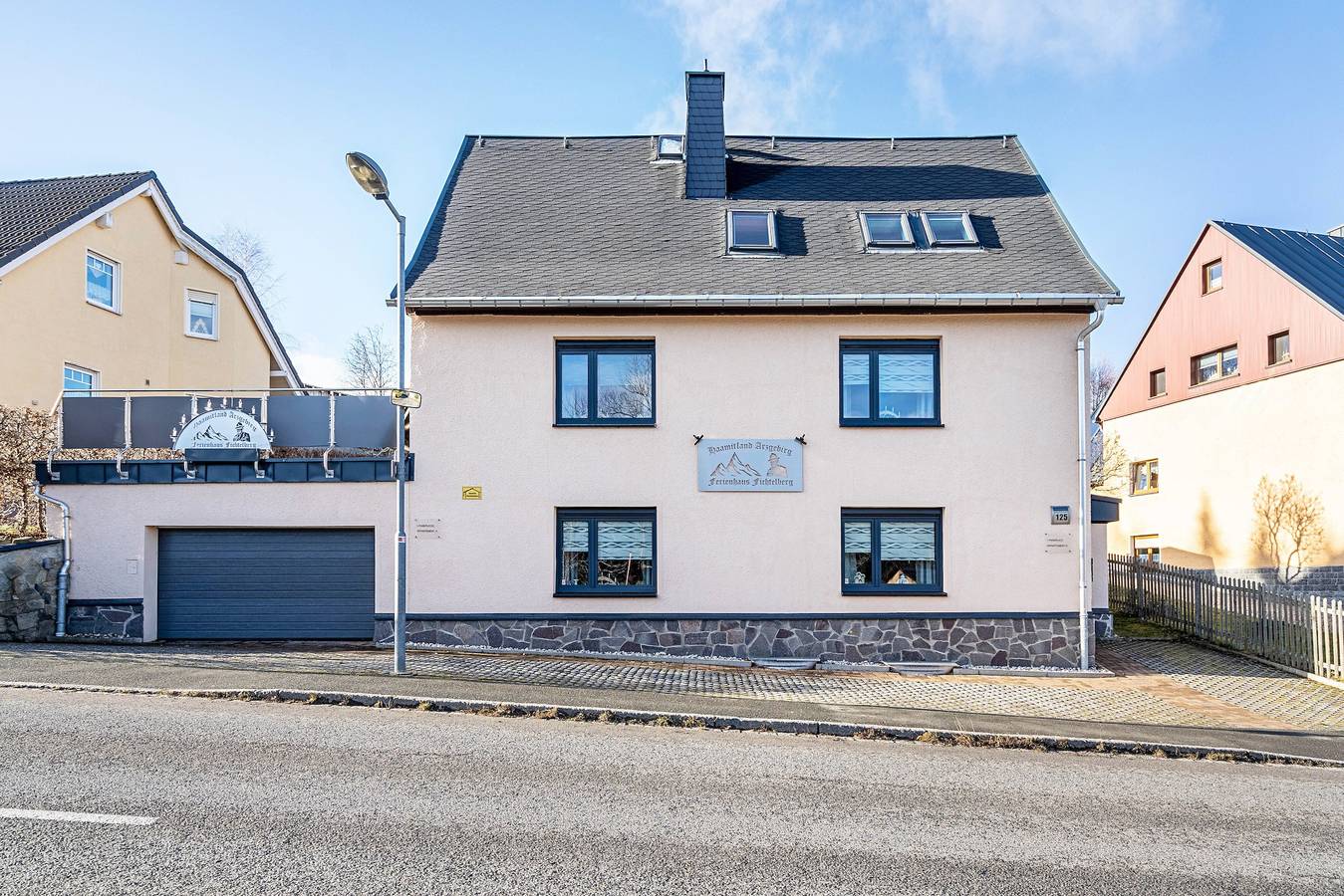 Ganze Wohnung, Ferienwohnung 'Ferienhaus Fichtelberg Apartement B' mit Bergblick, privater Terrasse und Wlan in Oberwiesenthal, Erzgebirge
