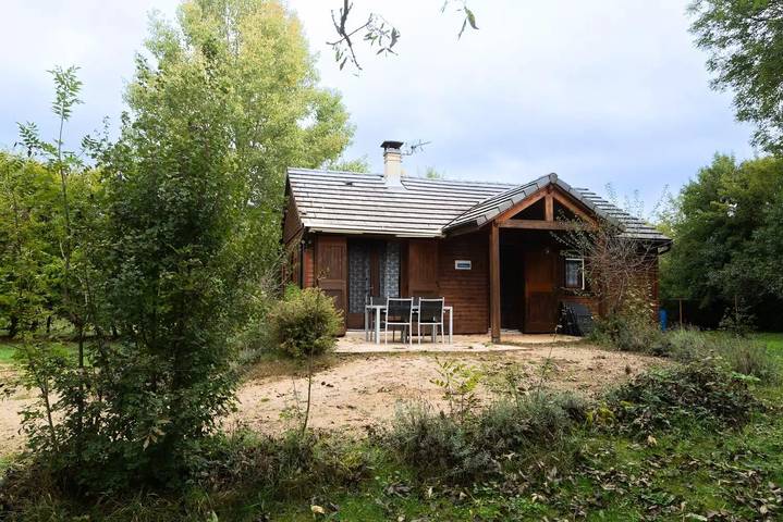 Gîte pour 4 personnes, avec Terrasse ainsi que Jardin et Piscine à Esclanèdes