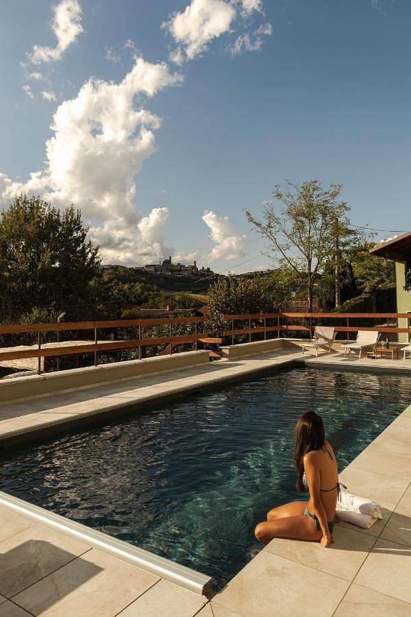 Chambre d’hôte pour 3 personnes, avec piscine ainsi que jardin et jacuzzi à Cisterna d'Asti