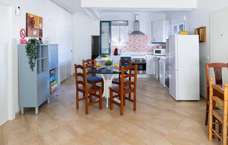 Un apartamento acogedor a 2 km del centro de la ciudad: piscina, wifi y barbacoa en un elegante apartamento in Pechina, Costa de Almería