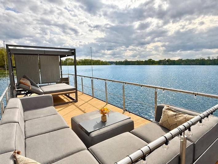 Boot für 4 Personen, mit Terrasse und Ausblick in Berlin Umland