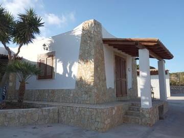 Gîte pour 3 personnes, avec jardin ainsi que terrasse et vue dans Lampedusa